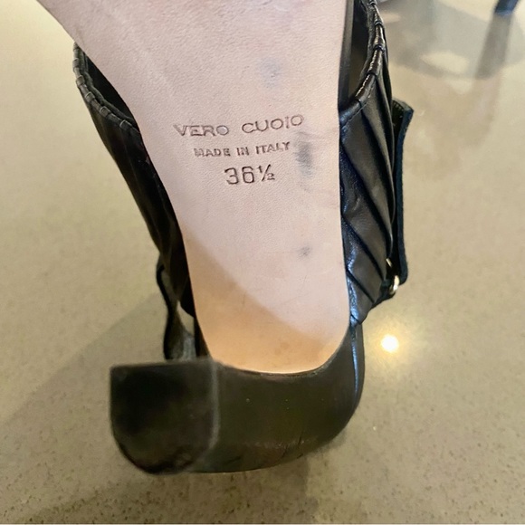 CLUB MONACO ⭐️6 1/2 Cool Looking Heels ! Black pleated Leather with Gold band.♥️ - Picture 8 of 11